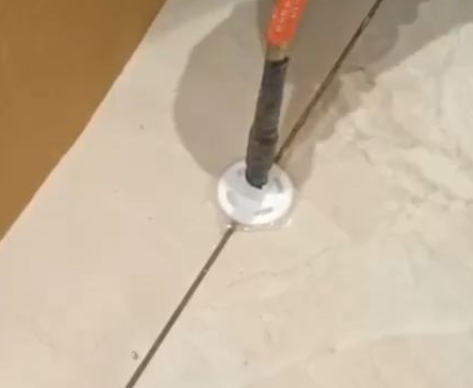 临安瓷砖空鼓维修公司专业解答瓷砖在铺贴过程中，如果没有涂抹均匀到位的粘结材料（如水泥砂浆或瓷砖胶），可能会导致以下问题