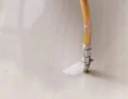 临安瓷砖空鼓维修公司专业解答在瓷砖铺贴过程中，如果使用的砂料过粗（如全部使用了粗砂），可能会导致以下问题